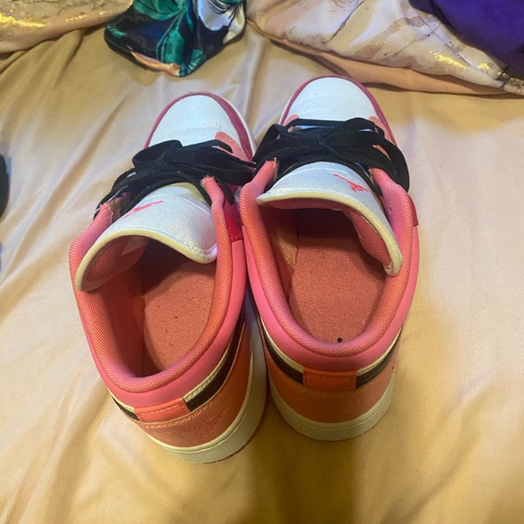 Worn, some dirt marks on white part but still in good condition - Picture 5 of 5